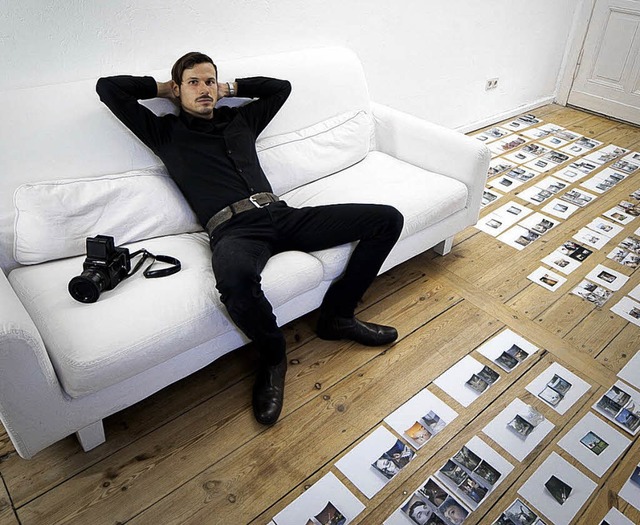 Der Fotograf: Malte Jger auf seinem Sofa zuhause in Berlin   | Foto: Malte Jger