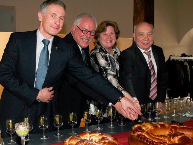 Johannes Gut, Gabriel Schweizer, Renat...eiden gemeinsam die Neujahrsbrezel an.  | Foto: Herbert Trogus