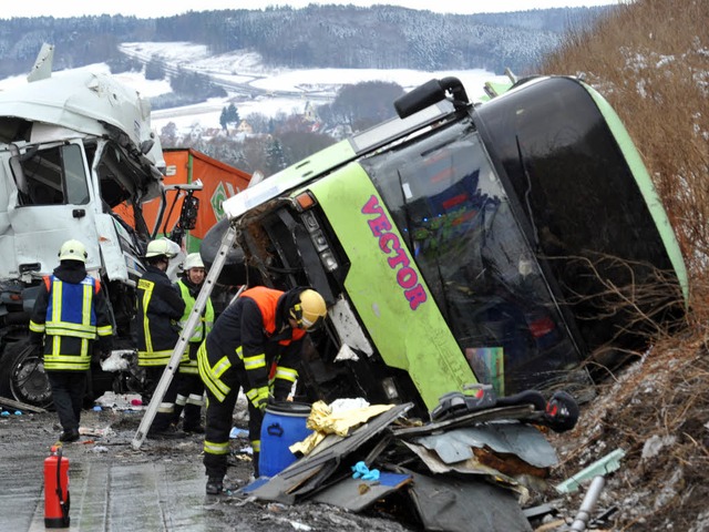 Bus-Unfall auf der A 8: Auch hier war Glatteis die Ursache.  | Foto: dpa