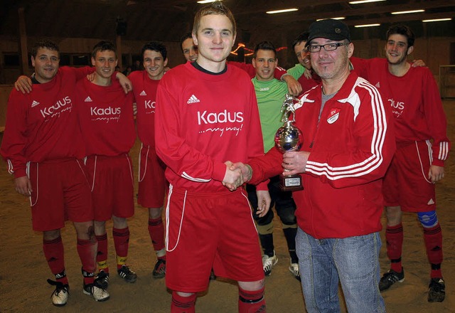 Mitternachts-Pokal: SV-Vorsitzender An...iegreichen SV Hlzlebruck  den Pokal.   | Foto: Dieter Maurer