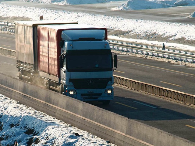 Betongleitwnde  lsen auf dem neuen A...elstreifen mit Metall-Leitplanken ab.   | Foto: Gabriel