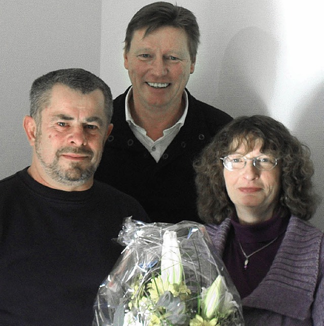 Doris Folles arbeitet seit 30 Jahren i...(hinten) berbrachte Blumen und Dank.   | Foto: BZ