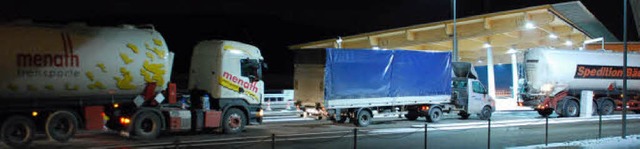 Eine Schlange von Lastwagen rollt im D...acht der Abfertigung am Zoll entgegen.  | Foto: Ralf Staub
