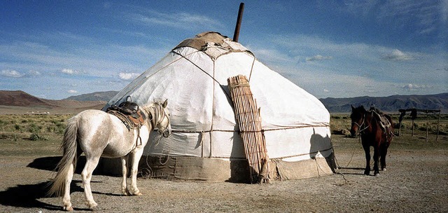 Schauplatz Steppe: Wie zu Zeiten der K... viele Mongolen noch heute in Jurten.   | Foto: dpa