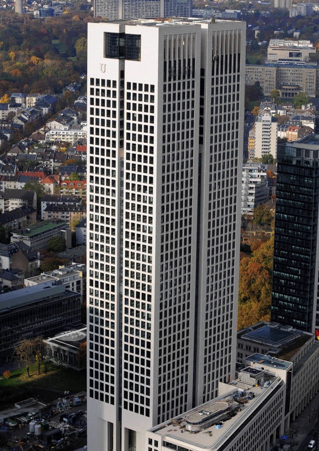 Immobilienfonds setzen auf Brogebude wie den Frankfurter Opernturm.   | Foto: dpa