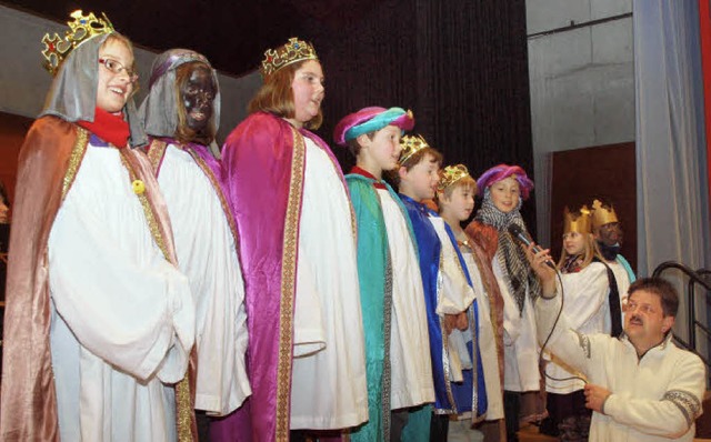 Die Sternsinger mit Georg Mattes beim Neujahrsempfang.   | Foto: Haberer