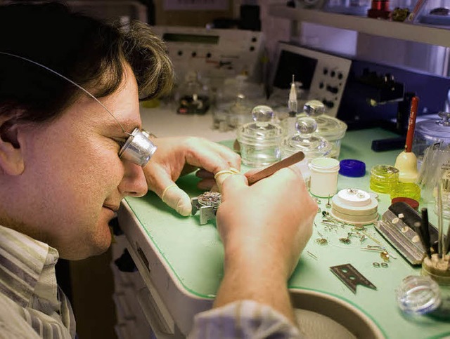 Jrgen Betz bei der Herstellung einer Borgward-Uhr  | Foto: Birgit-Cathrin Duval / bcmpress