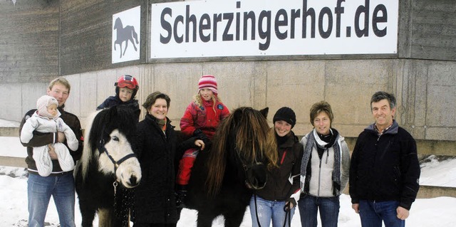 bergabe des Scherzingerhofs in Hinter...ationen der Familie Hofmeier vereint.   | Foto: Dieter Maurer