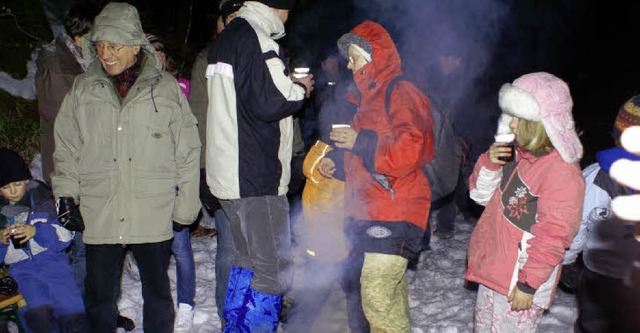 Beim wrmenden Lagerfeuer gab es Kinde...d Glhwein fr die tapferen Wanderer.   | Foto: Werner Probst