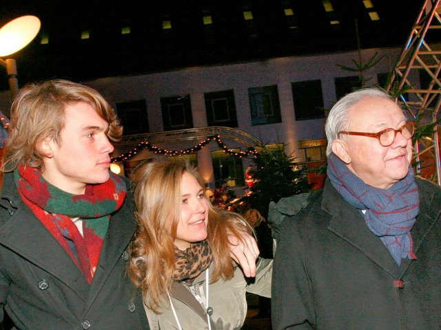 Hubert Burda (r.) mit seinen Kindern J...l ber den Offenburger Weihnachtsmarkt  | Foto: Hubert Burda Media