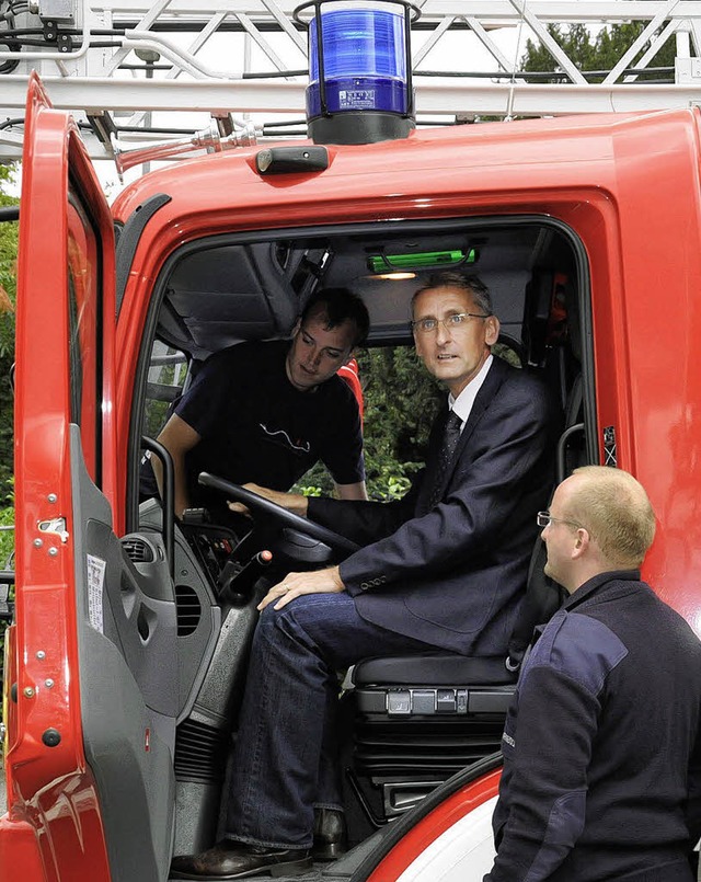 Hat er den Lkw-Fhrerschein? Bundestag...r am Steuer eines Feuerwehrfahrzeugs.   | Foto: Volker Mnch