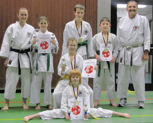 Erfolgreich waren die Karate-Kids des ...links) und ihrem Trainer Josef Faller.  | Foto: hans werz