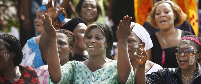 Beten fr den Frieden: Frauen in der Elfenbeinkste   | Foto: DPA