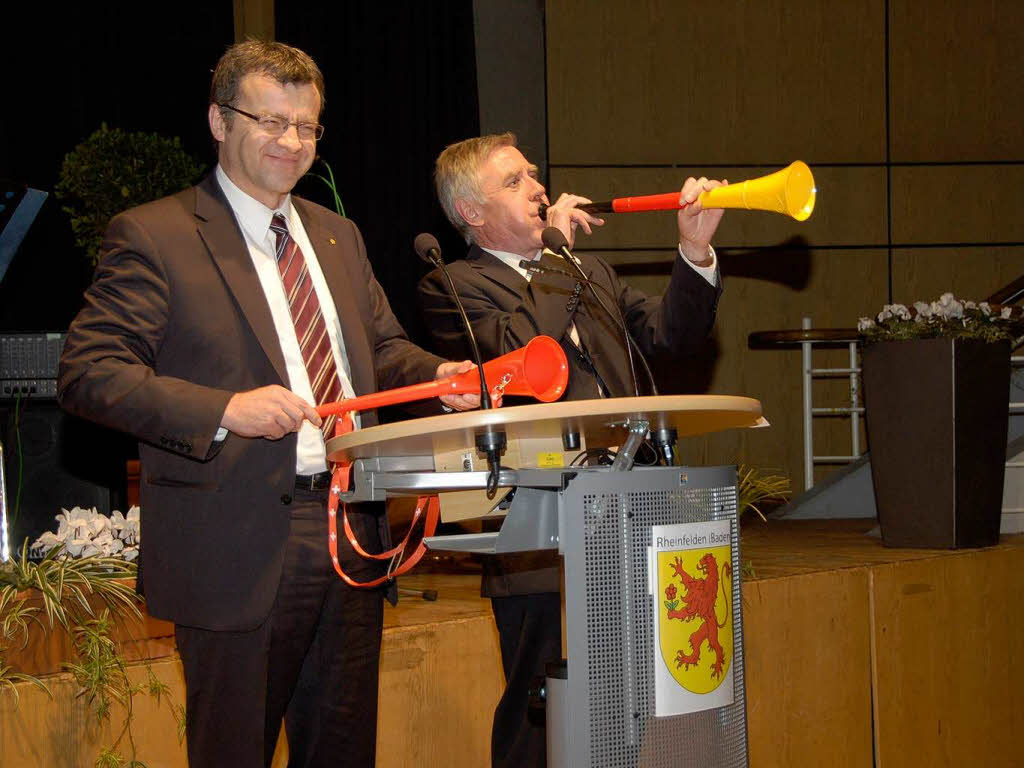 Zwei, die ins gleiche Horn stoen: Stadtammann Mazzi und Fuballfreunde OB Niethammer