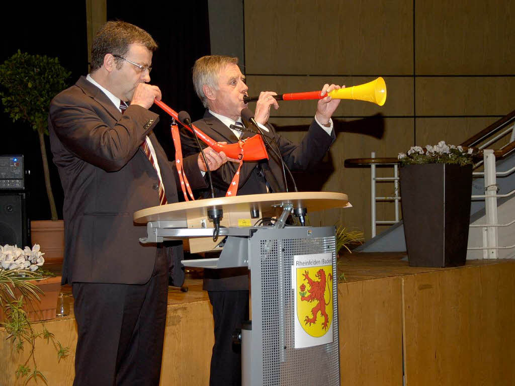 Zwei, die ins gleiche Horn stoen: Stadtammann Mazzi und Fuballfreunde OB Niethammer