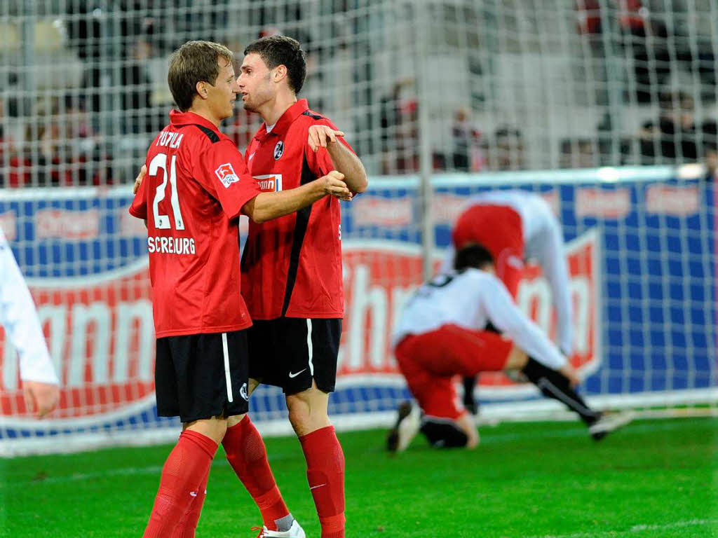 Anton Putsila und Torschütze Daniel Caligiuri feiern das 2:0. Anton Putsila und Torschütze Daniel Caligiuri feiern das 2:0.