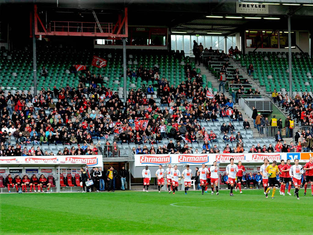 Etwa 1500 Zuschauer hatten sich im badenova-Stadion eingefunden. Etwa 1500 Zuschauer hatten sich im badenova-Stadion eingefunden.