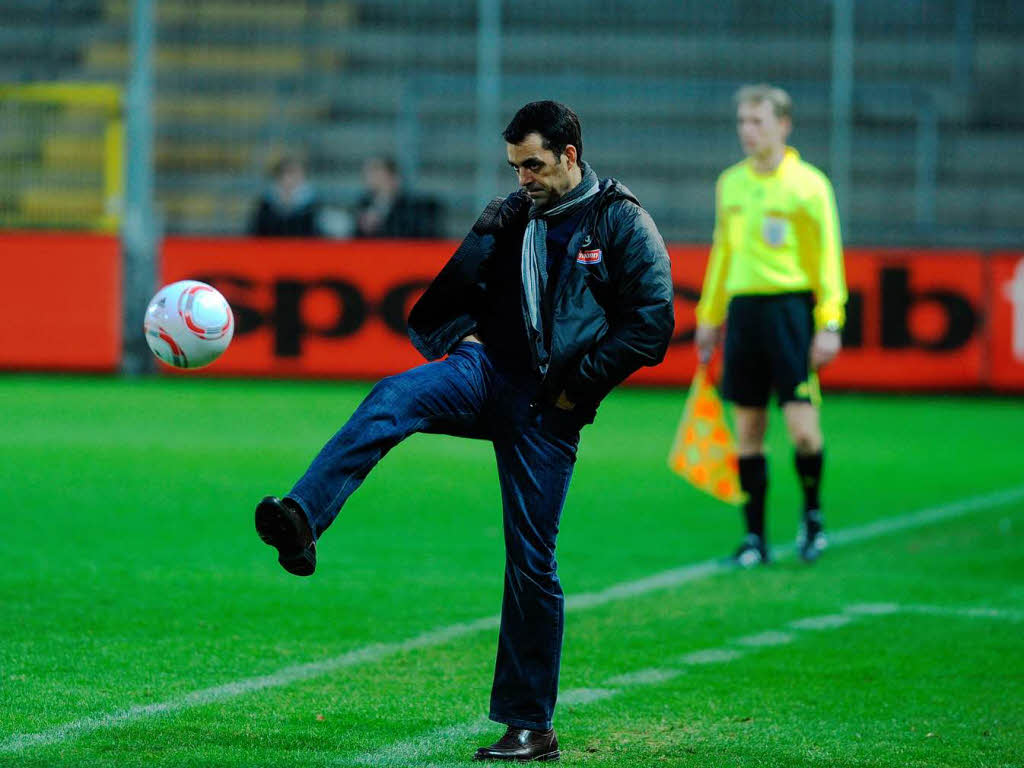 SC-Trainer Robin Dutt darf auch mitkicken. SC-Trainer Robin Dutt darf auch mitkicken.