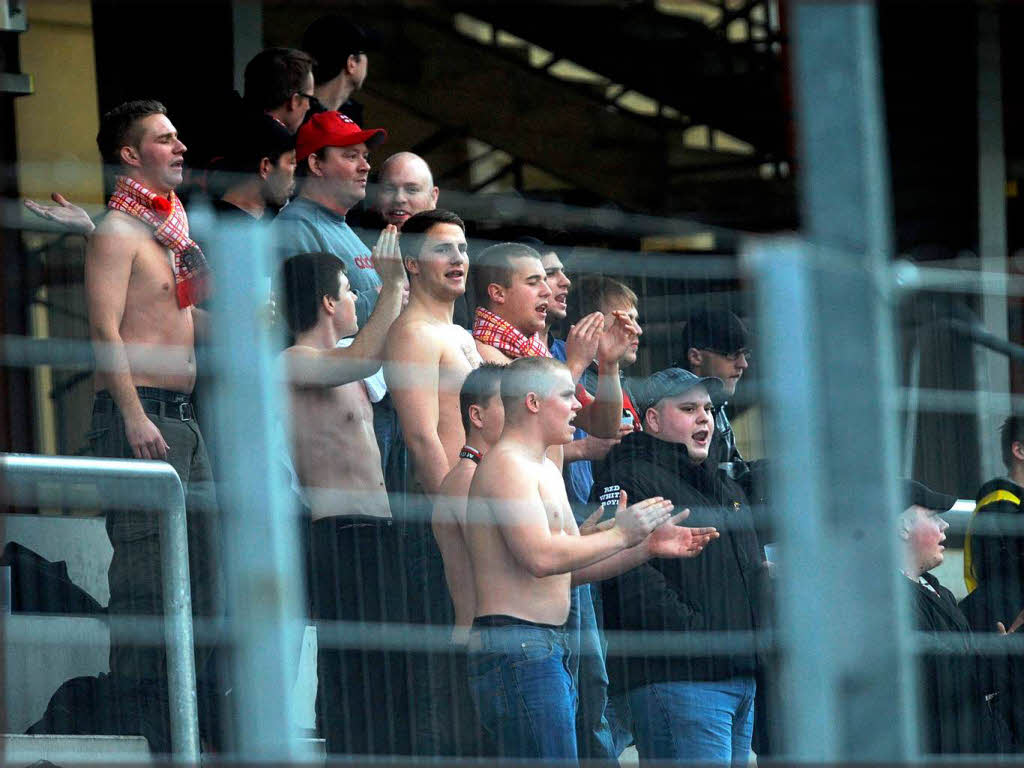 Auch Thun hatte Fans mitgebracht. Und die erfreuten sich der „sommerlichen“ Temperaturen im Breisgau. Auch Thun hatte Fans mitgebracht. Und die erfreuten sich der „sommerlichen“ Temperaturen im Breisgau.