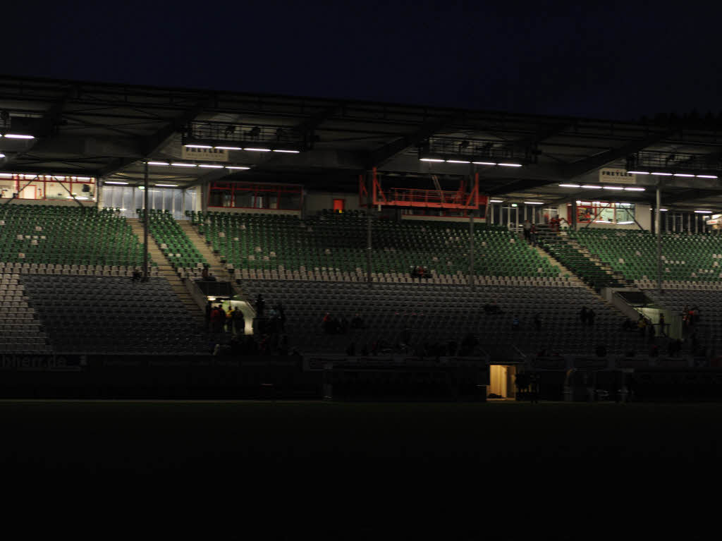 Licht aus. Das nächste Heimspiel bestreitet der SC am 22. Januar. Am 19. Spieltag ist dann der 1. FC Nürnberg zu Gast. Licht aus. Das nächste Heimspiel bestreitet der SC am 22. Januar. Am 19. Spieltag ist dann der 1. FC Nürnberg zu Gast.