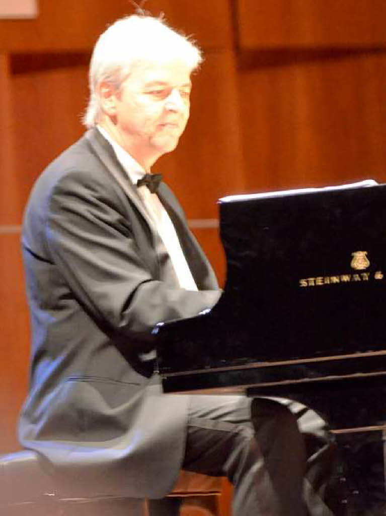Unter der Leitung von Pianist Klaus Wagenleiter erwies sich die SWR Big Band ...