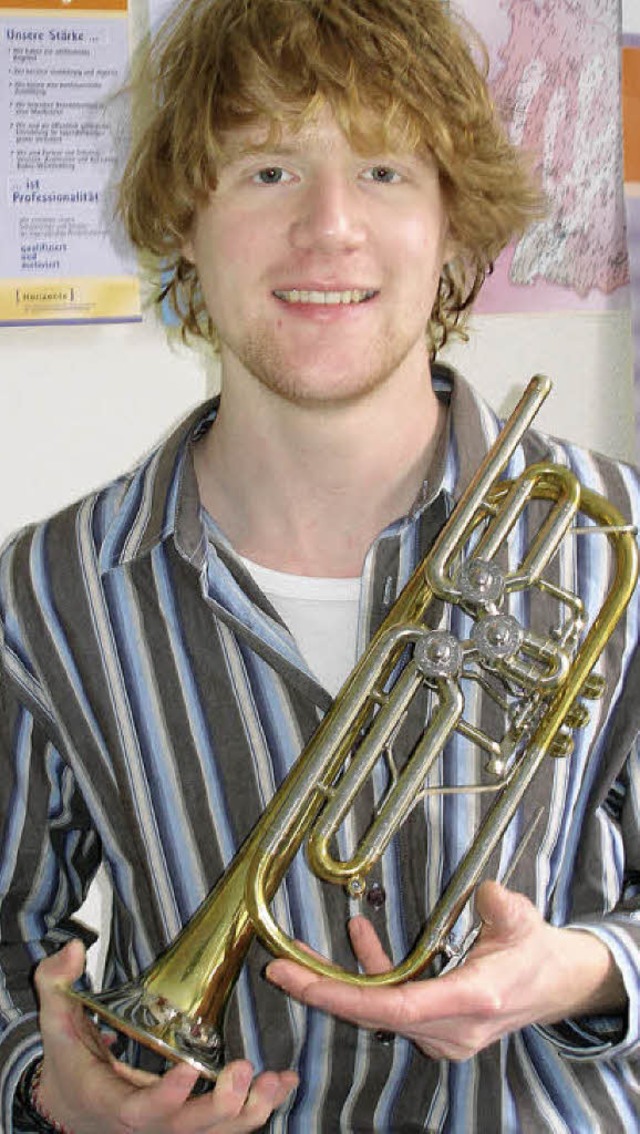 Martin Bhme mit seinem Gesellenstck, einer triangulren Konzerttrompete  | Foto: privat