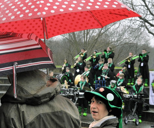 Der Regenschirm war gestern unverzicht...Ohreputzer, spielten tapfer im Regen.   | Foto: Barbara Ruda