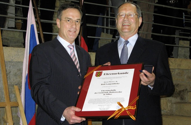 Fr seine Verdienste um die Literaturg...nmedaille der Gemeinde ausgezeichnet.   | Foto: D. Philipp