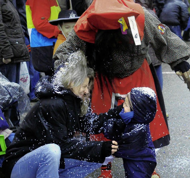 Auch das noch: Zum wirklichen Regen auch noch Konfetti.  | Foto: Wolfgang Knstle