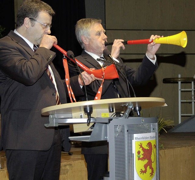 Zwei, die ins gleiche Horn stoen, um ...ammann Franco Mazzi im Vuvuzela-Duett.  | Foto: Ingrid Bhm-Jacob