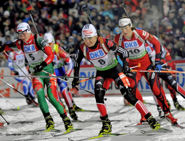 Andrea Henkel (Nummer 8) und Co. vor der Oberhofer Traumkulisse  | Foto: dpa