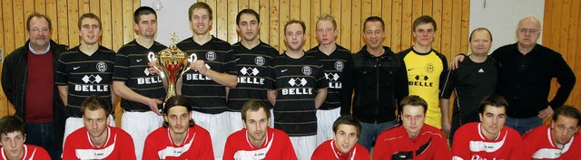 Der SC Wyhl (schwarze Trikots) gewann ...egen den Bahlinger SC (rote Trikots).   | Foto: Ehret