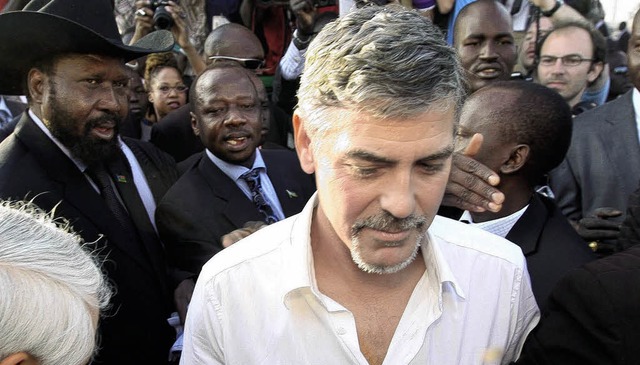 Vorn George Clooney, links mit Hut Sal...ten eines neuen afrikanischen Staates. 