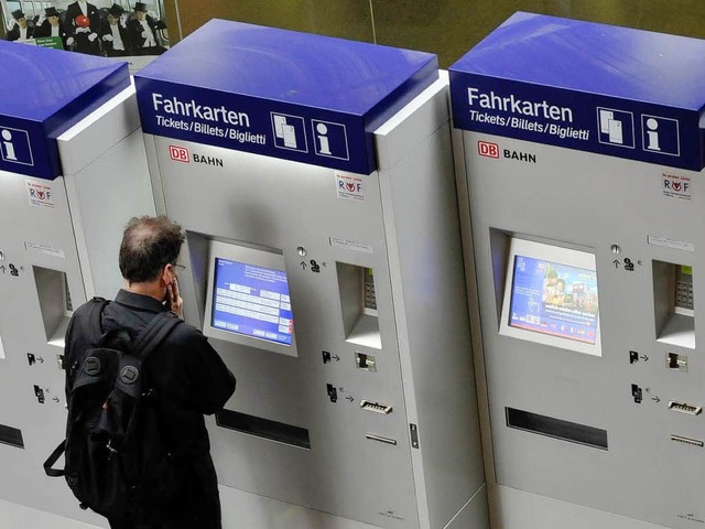 Am Fahrkartenautomat findet ein Studen...tfahrer frs Baden-Wrttemberg-Ticket.  | Foto: ingo schneider