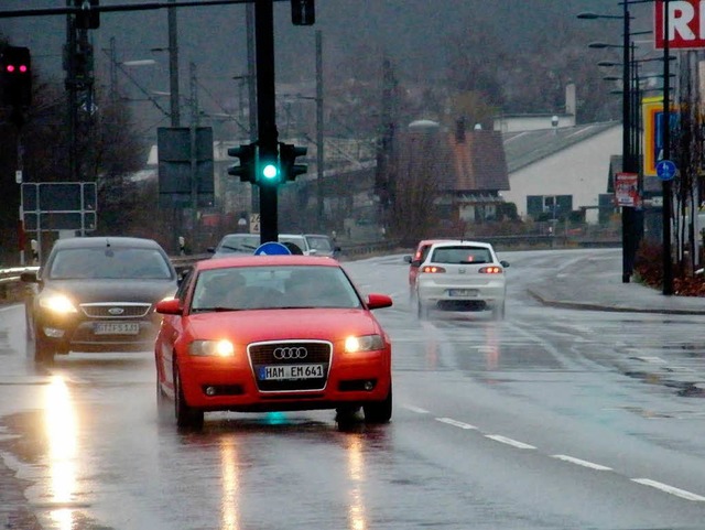 Sogar sonntags ist die Durchgangsstrae in Haslach dicht befahren.  | Foto: mba
