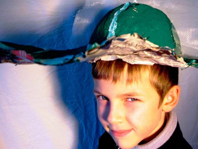 Coole Mode: ein Hut aus BZ-Papier  | Foto: Privat