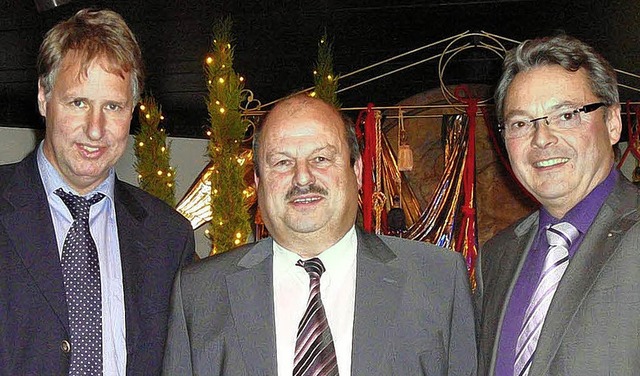 Axel Hahn (links) und Wilfried Drr (r... Winzerkellers, ehrten   Hermann Haag.  | Foto: privat