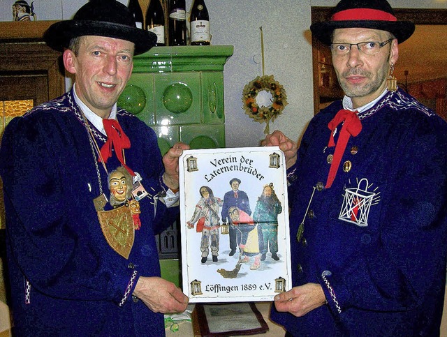 Hermann Ngele (links) und Franz Stolz... der neuen Lffinger Narrenfahne vor.   | Foto: Karla Scherer