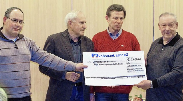 Geld spenden macht Freude (von links):... Klug, Klaus Zimmer und  Hans Stanic.   | Foto: BZ