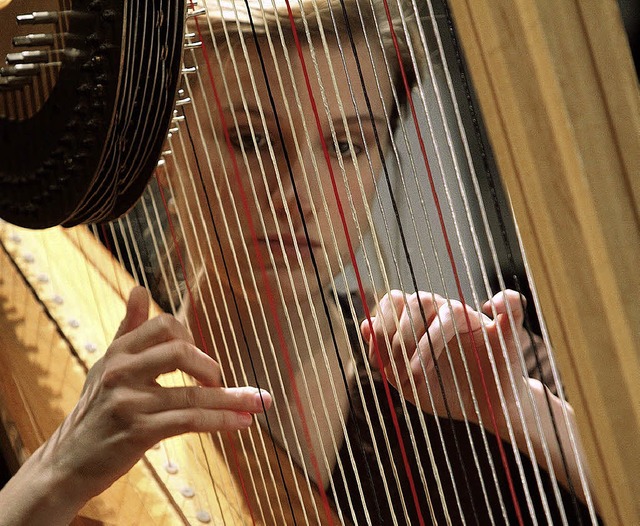 Nell Kura in der Riegeler Kumedi an der Harfe   | Foto: Patrik Mller