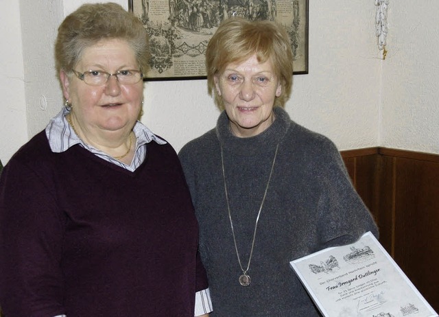 Irmgard Duttlinger (rechts) wurde fr ...hrenkette samt Urkunde ausgezeichnet.   | Foto: noeske