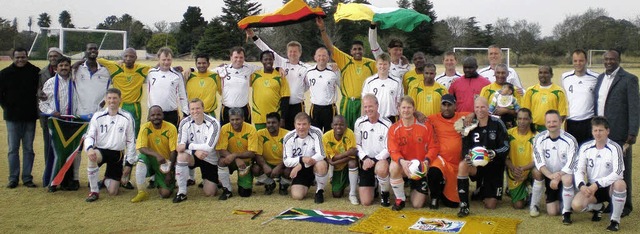 Die deutsche Nationalmannschaft der ki...t bei einem Spiel in Sdafrika (2010)   | Foto: privat