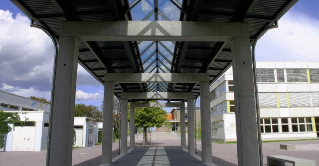 In der Kritik: die Wandelhalle und der Pausenhof im Johanniter Schulzentrum   | Foto: Sabine Model