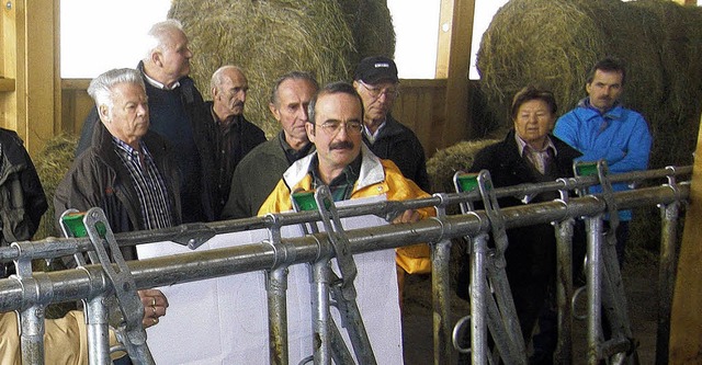 Reinhold Bhler und Clemens Speicher z...hren Gemeinschaftsstall in Oberibach.   | Foto: Albert Liertz