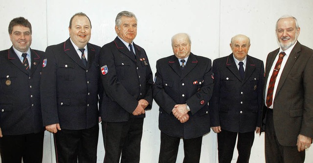 Bernhard Mutschler, Alfred Ochsner und...g und die Feuerwehrkommandanten geehrt  | Foto: Marion Domann