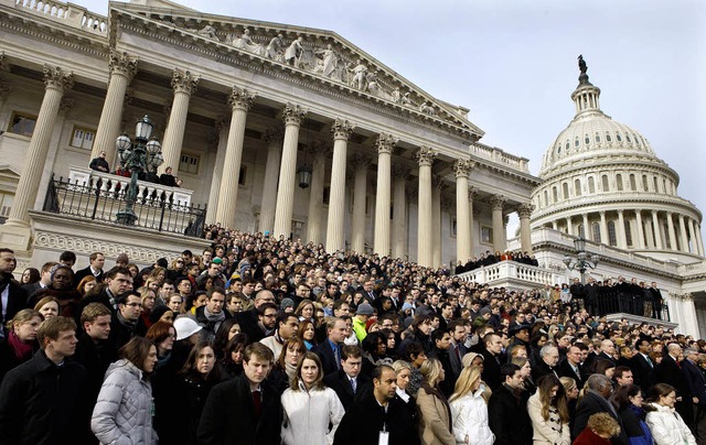 Mitarbeiter des US-Kongresses legen ei...ute fr die Opfer des Anschlags ein.    | Foto: AFP