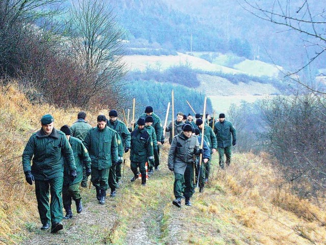 Bereitschaftspolizisten suchen 2002 di...iche von Melchior Waldvogel gefunden.   | Foto: lutz