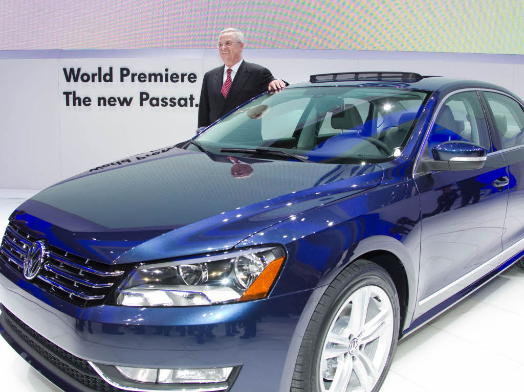 VW-Vorstandsvorsitzender Martin Winterkorn mit dem neuen Passat fr den US-Markt