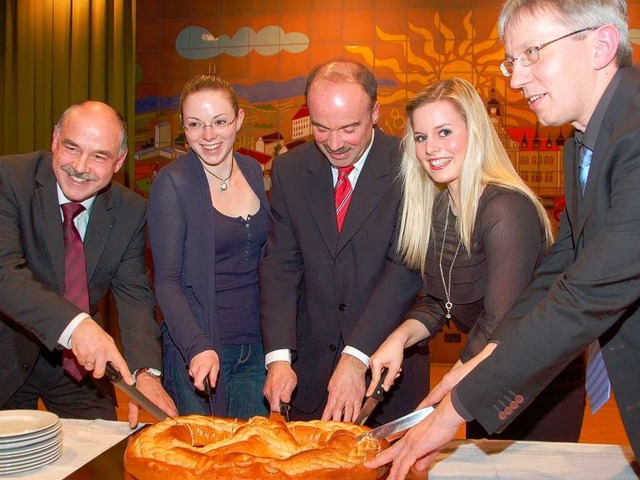 Die Weltmeisterinnen Julia Fingerle (l...meister und seinen Stellvertretern an.  | Foto: Manfred Frietsch