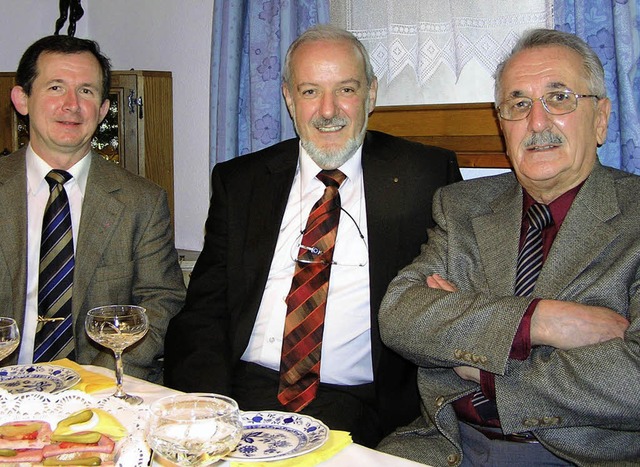 Ortsvorsteher Patrik Vetter (links) un... F. Ghri (rechts) zum 80. Geburtstag.  | Foto: Privat